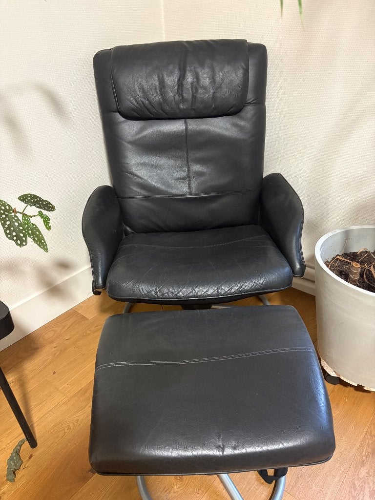 Zwarte lederen fauteuil met voetbankje, Ophalen, Gebruikt, Leer