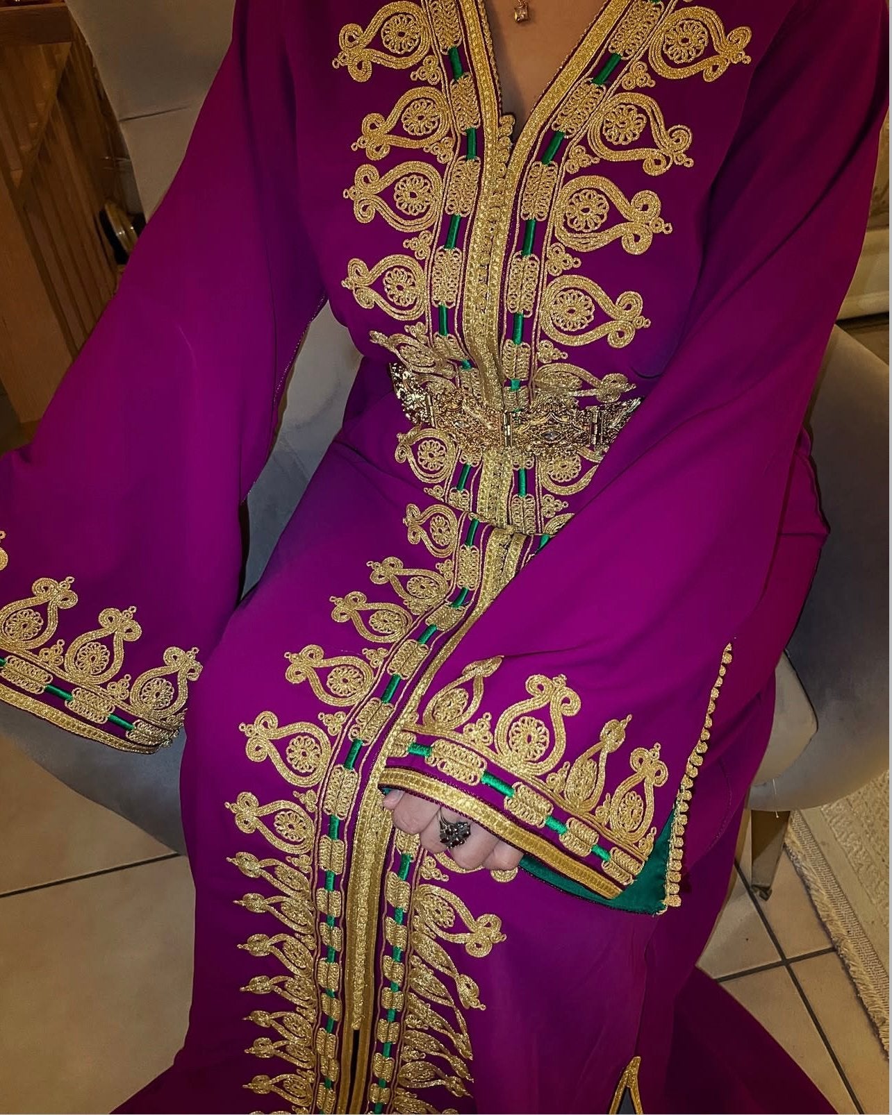 Marokkaanse kaftan –fuchsia met gouden borduurwerk, Enlèvement, Neuf, Taille 42/44 (L)