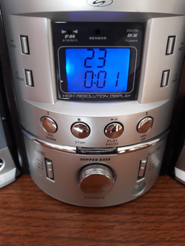 Mini CD Audio Systeem met Radio en klok en 2 mini boxen, Ophalen, Zo goed als nieuw, Radio, Met cd-speler