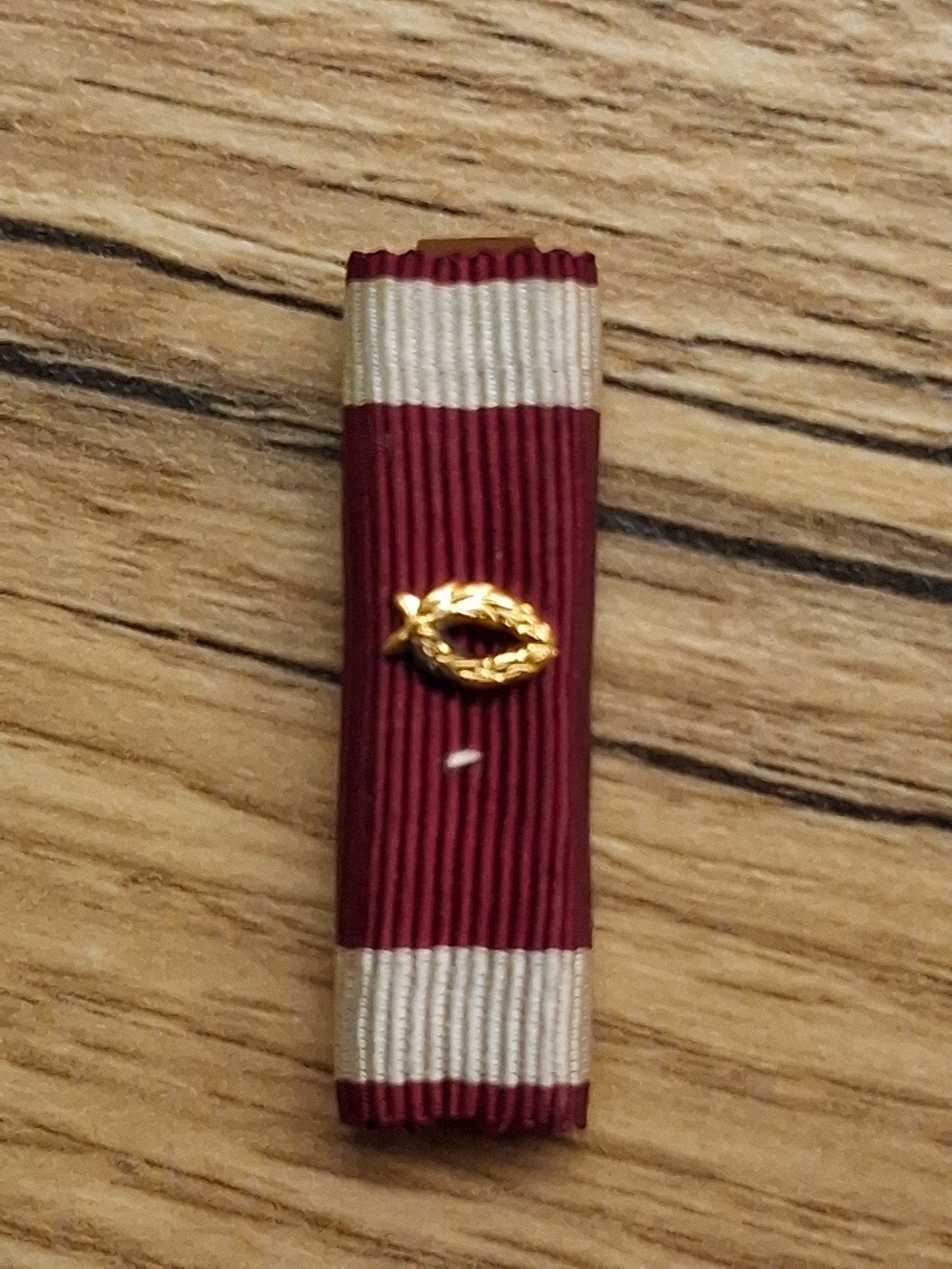 glissement uniforme de la médaille d'or de l'ordre de la cou, Envoi