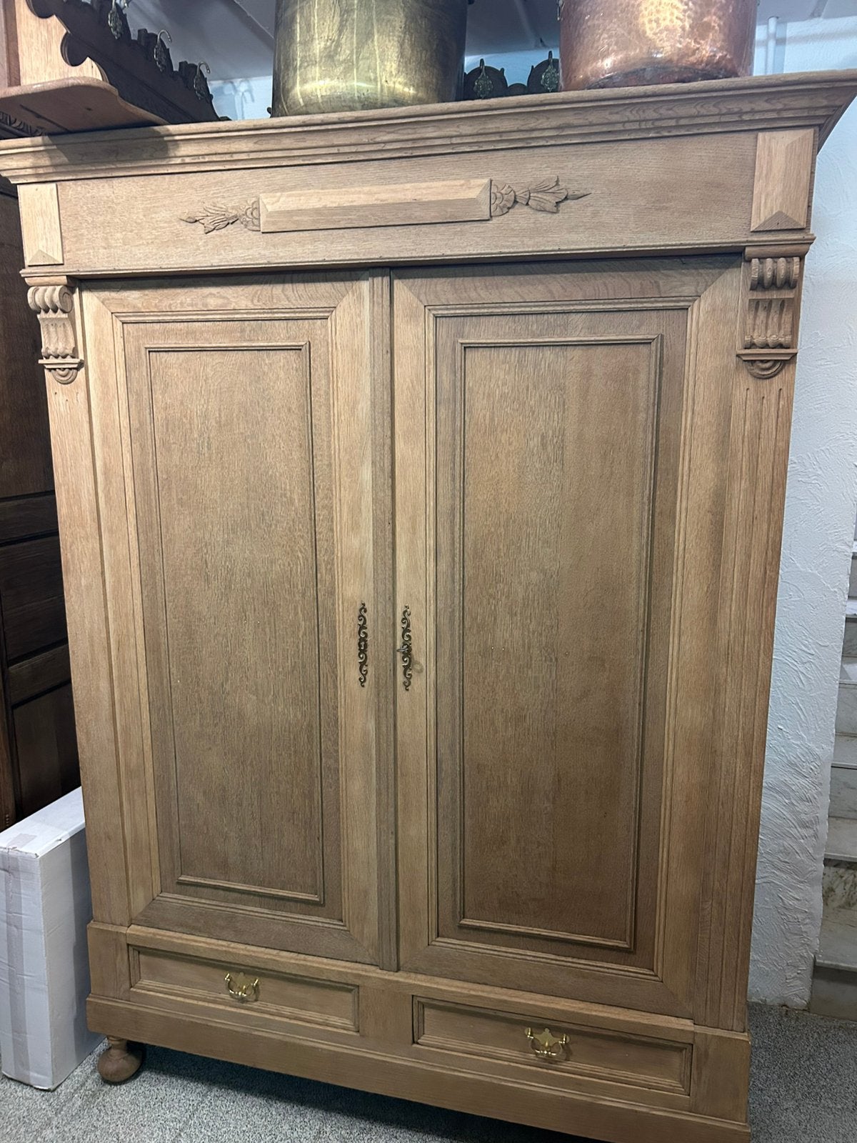 Mechelse kast, gerestaureerd, Enlèvement