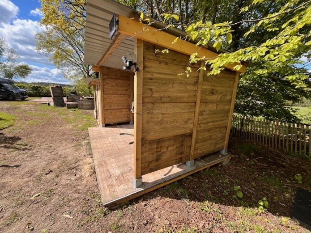 ABRI- BOX POUR CHEVAUX, Animaux & Accessoires, Élevage, 4 chevaux ou poneys ou plus