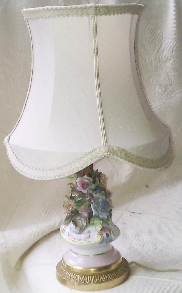 Ancienne lampe décorée de fleurs en porcelaines CAPODIMONTE, Enlèvement ou Envoi