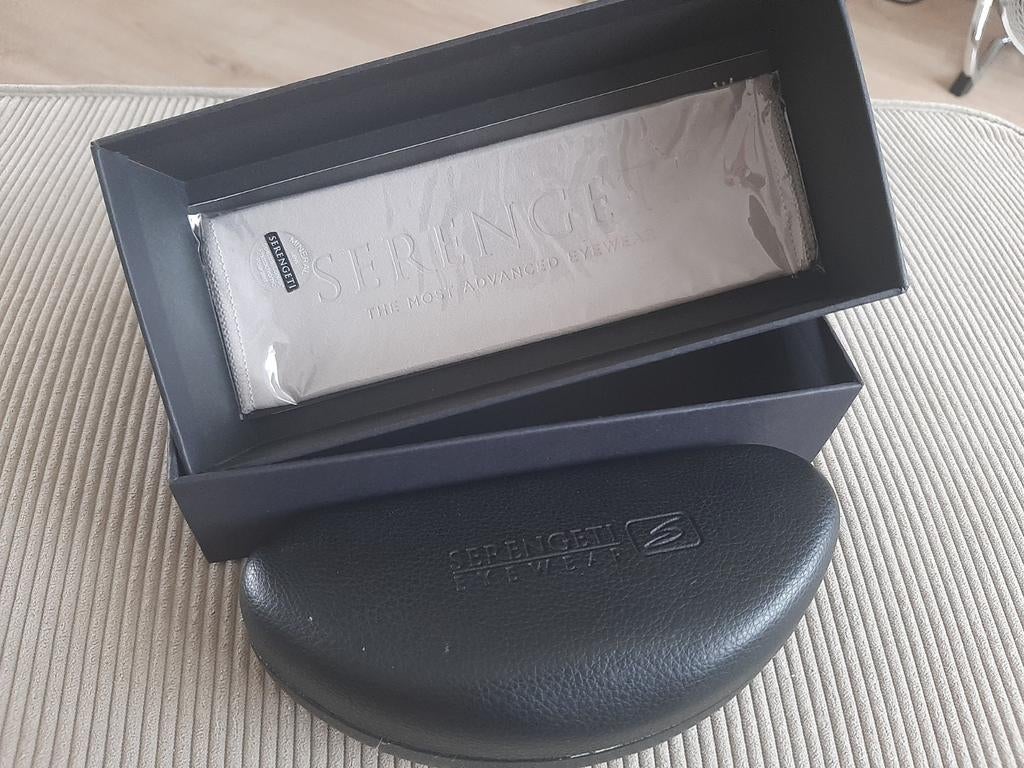 Etui rigide SERENGETI et boîte d'origine, Enlèvement ou Envoi, Comme neuf