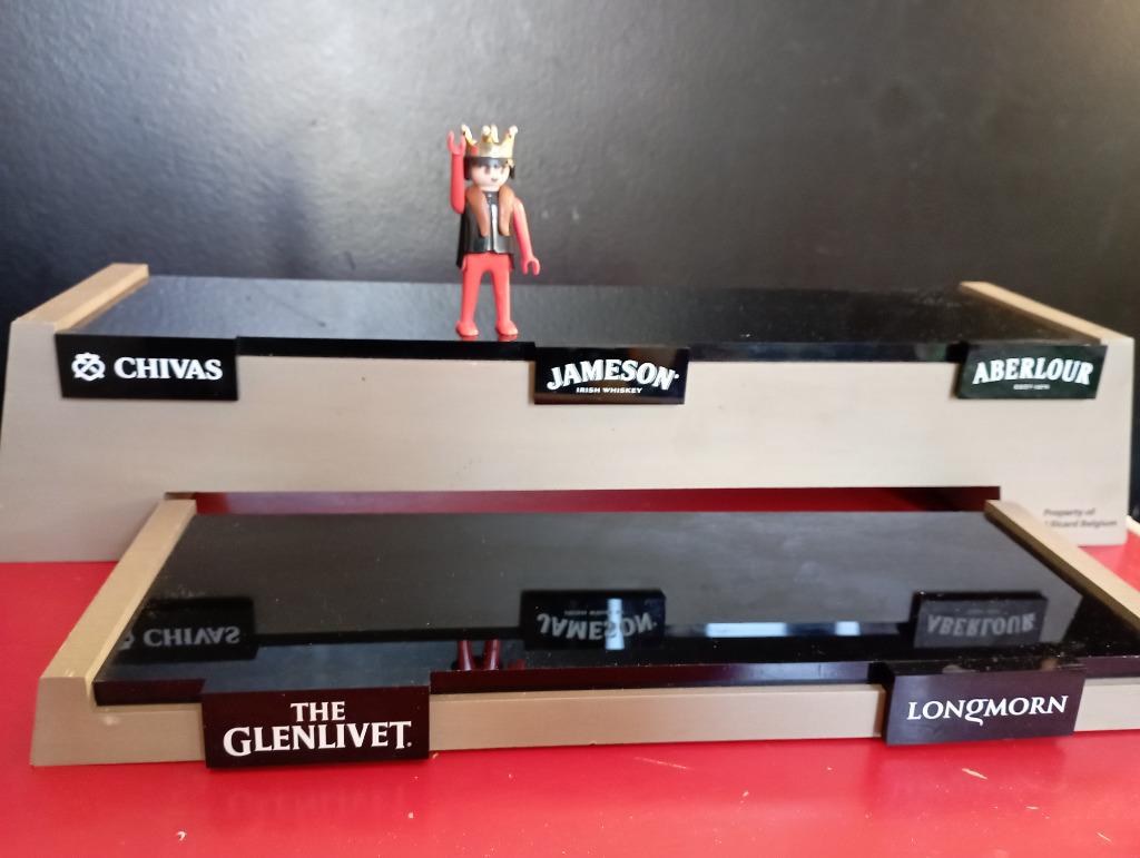 629) 2 Display s voor oa een fles Jameson, Chivas, Glenlivet, Collections, Vins, Enlèvement ou Envoi, Comme neuf, Autres régions