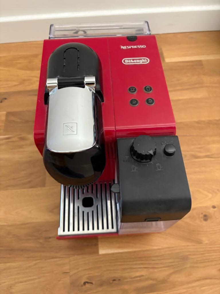 Nespresso machine van Delonghi - met melkschuimer, Elektronische apparatuur, Ophalen, Gebruikt, Koffiemachine, Koffiepads en cups