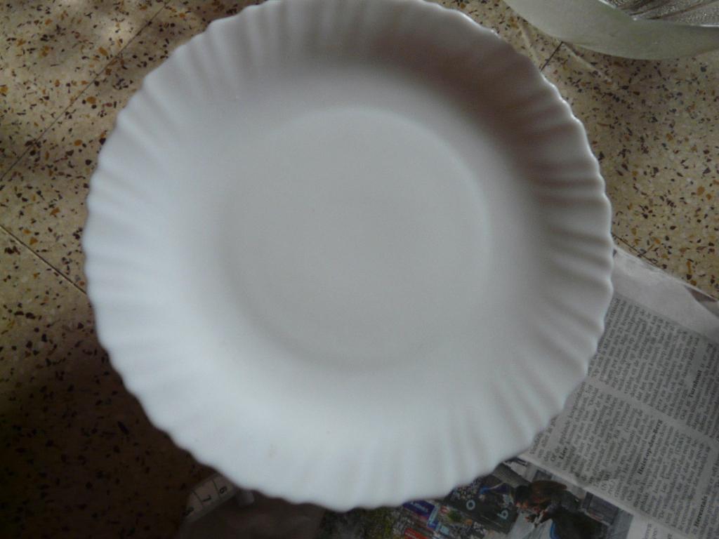 vintage : 6 assiettes arcopales aux bords magnifique finis, Maison & Meubles, Enlèvement, Comme neuf, Autres matériaux, Assiettes(s)