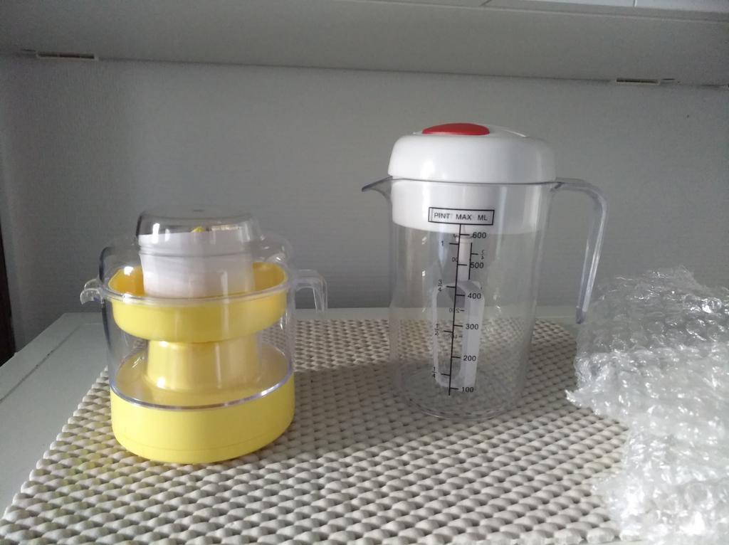 NEUF-Batteur à piles blanc/rouge et Presse-fruits jaune, Electroménager, Moins de 1 litre, Enlèvement ou Envoi, Neuf