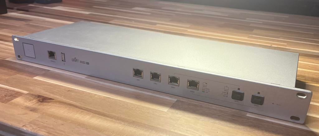 Unifi USG Pro 4, Informatique & Logiciels, Routeurs & Modems, Comme neuf, Envoi
