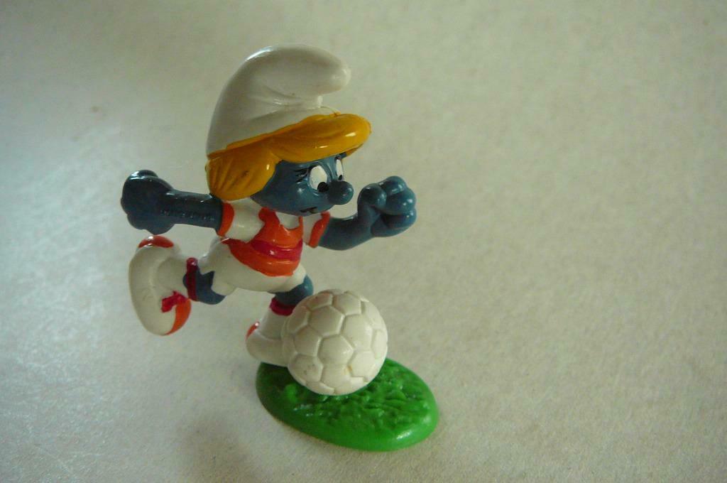 soccer football Smurfette on stand  Smurfin schtroumpfette, Verzamelen, Stripfiguren, Gebruikt, Beeldje of Figuurtje, Smurfen