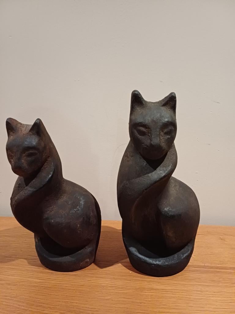 Twee zwarte katten in steen, Ophalen