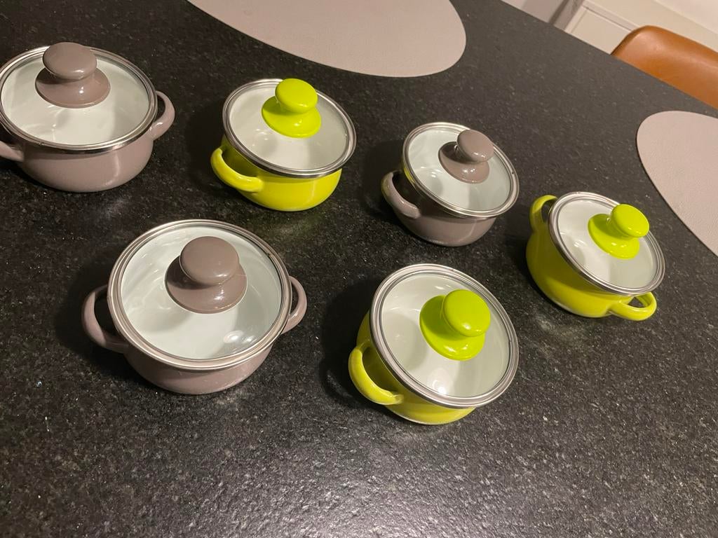 6 mini kookpotjes taupe en groen, Huis en Inrichting, Ophalen of Verzenden, Zo goed als nieuw