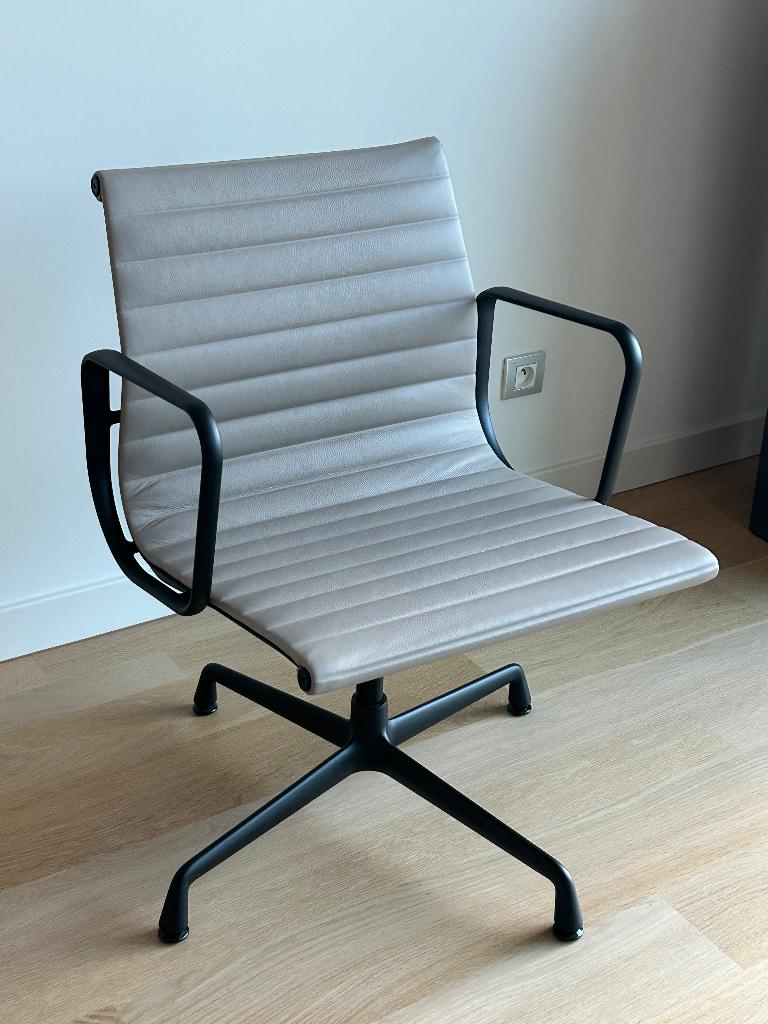 Vitra EA 108 Eames Stoel - nauwelijks gebruikt, Ophalen, Overige kleuren, Eén, Leer