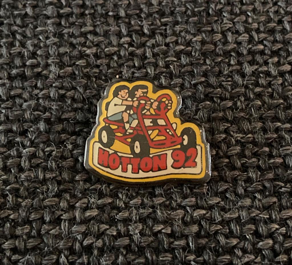 PIN - HOTTON, Collections, Envoi, Utilisé, Ville ou Campagne, Insigne ou Pin's