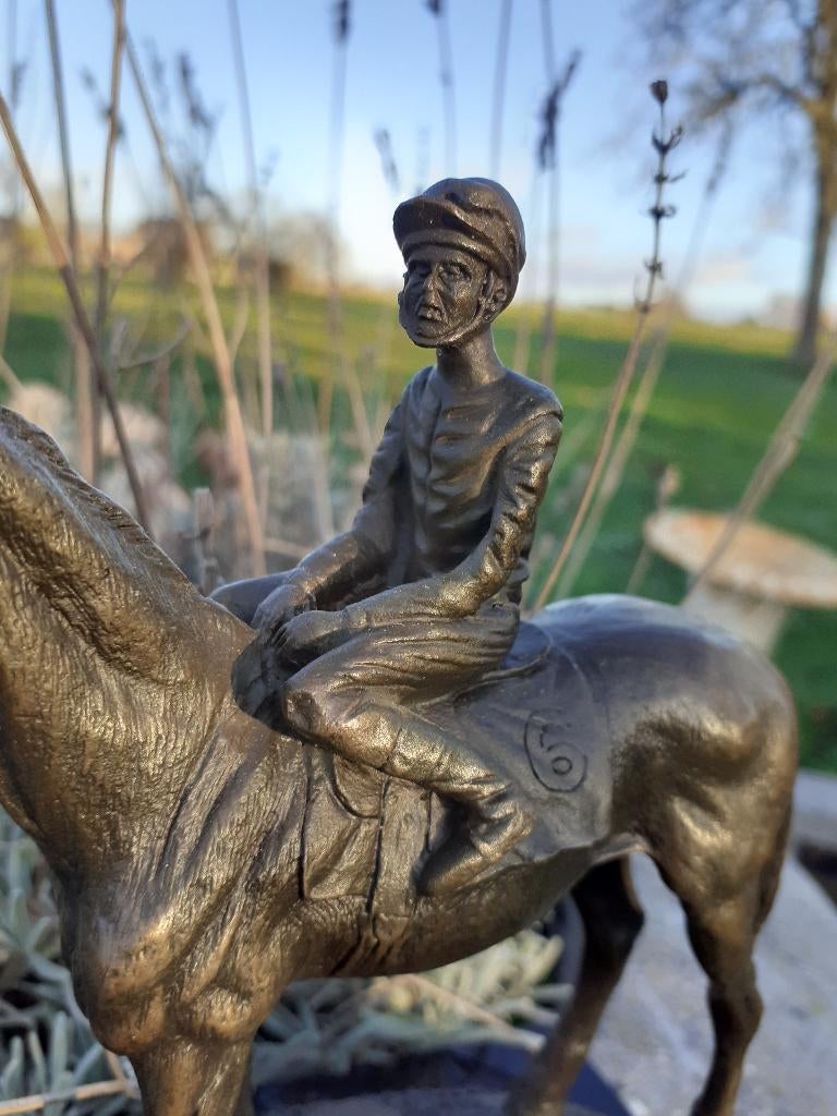 DE JOCKEY OP ZIJN PAARD IN BRONS GESIGNEERD OP EEN SOKKEL, Ophalen of Verzenden, Brons