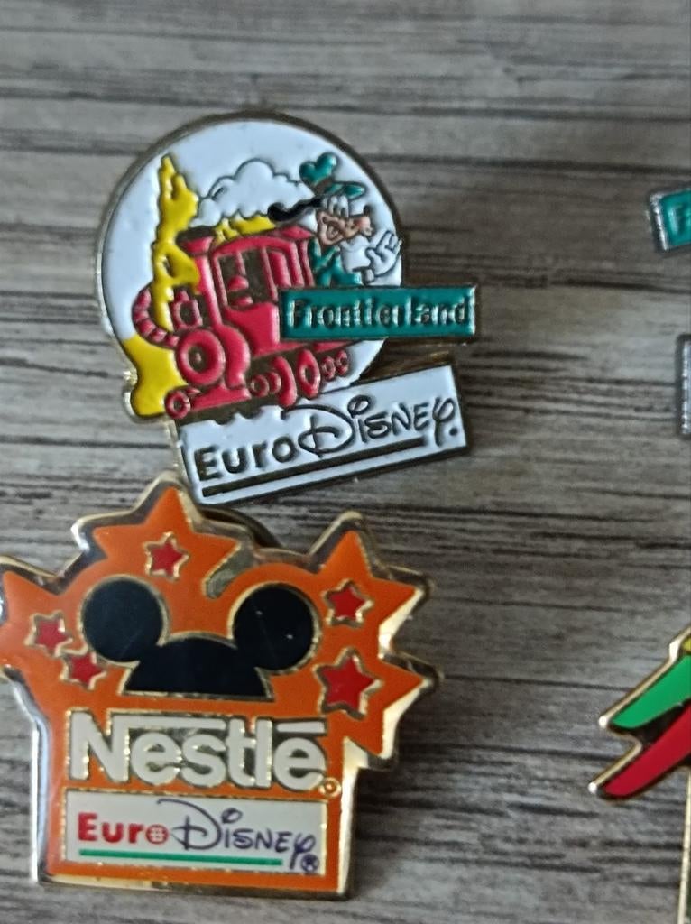 Pin's Euro Disney, Collections, Broches, Pins & Badges, Enlèvement ou Envoi