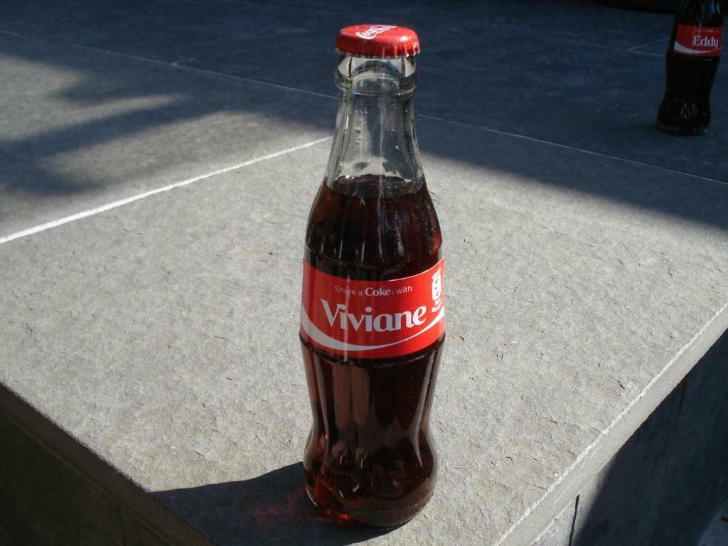 Bouteilles de Coca-Cola: Eddy et Viviane, non ouvertes, Enlèvement ou Envoi, Neuf, Ustensile
