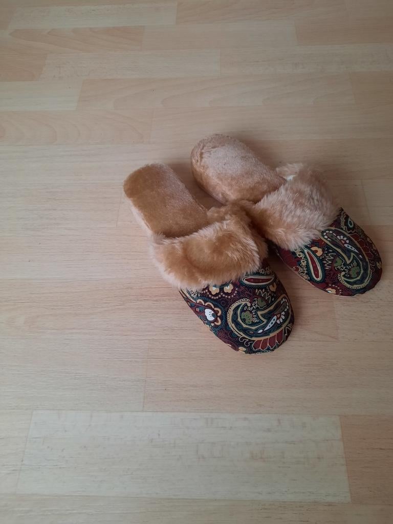 Warme nieuwe pantoffels. Maat 40, Ophalen of Verzenden, Nieuw