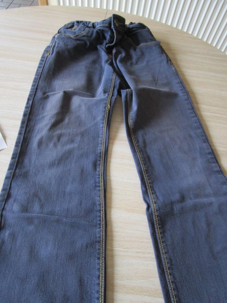 Pantalon jeans T 140, Enfants & Bébés, Vêtements enfant | Taille 140, Comme neuf, Garçon, Pantalon, Enlèvement ou Envoi