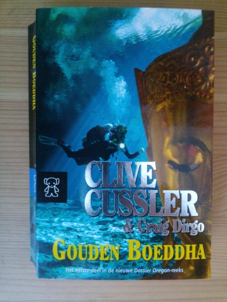 Clive Cussler - Gouden boeddha (Juan Cabrillo avontuur), Boeken, Gelezen, Ophalen of Verzenden, Clive Cussler, Amerika