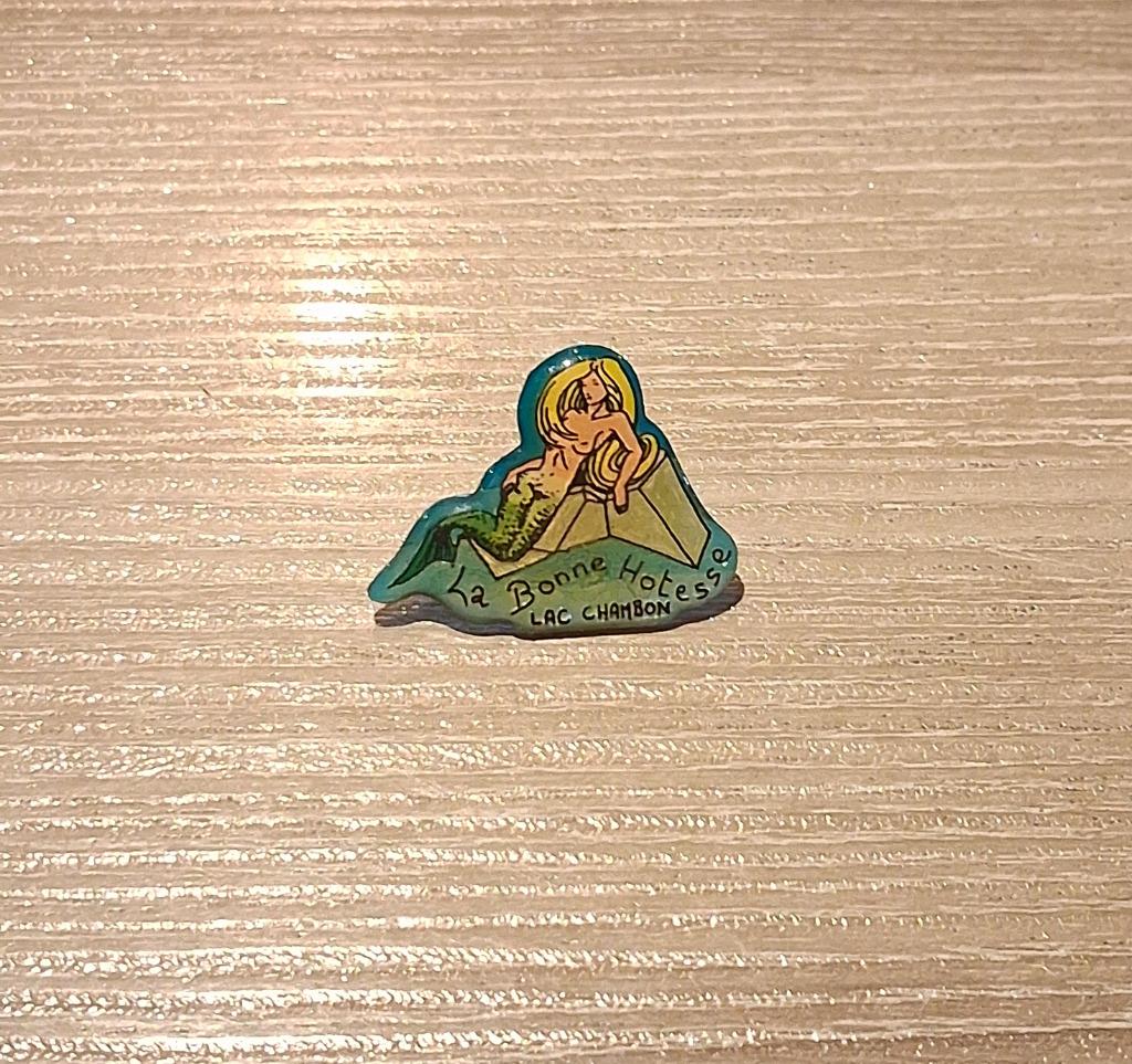 PIN - LA BONNE HOTESSE - ZEEMEERMIN - SIRENE, Verzenden, Gebruikt, Overige onderwerpen, Speldje of Pin