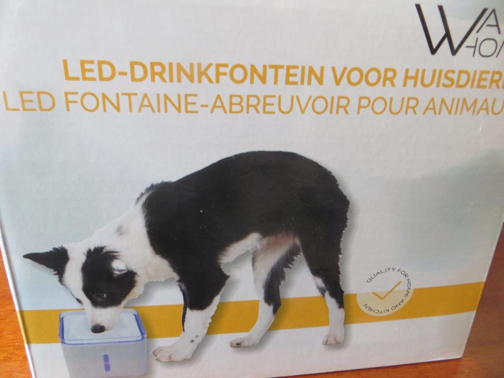 LED DRINK FONTEIN VOOR HONDEN EN KATTEN, Dieren en Toebehoren, Verzenden, Zo goed als nieuw