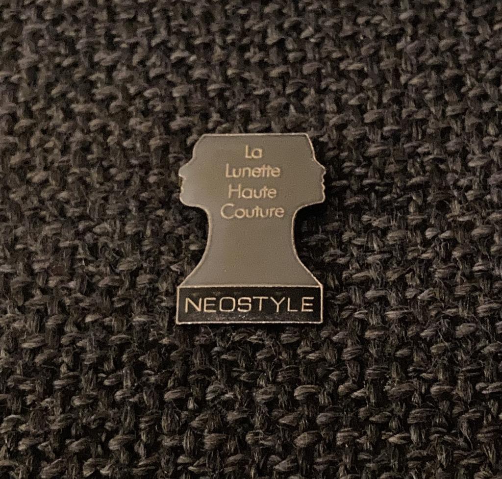 PIN - NEOSTYLE - LA LUNETTE HAUTE COUTURE, Envoi, Utilisé, Marque, Insigne ou Pin's