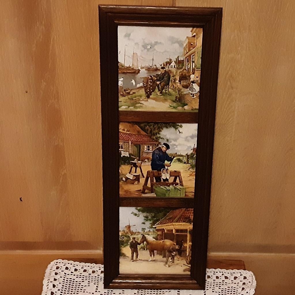 Zeer mooie handgemaakte tegels in een rode volhouten kader, Antiek en Kunst, Ophalen of Verzenden