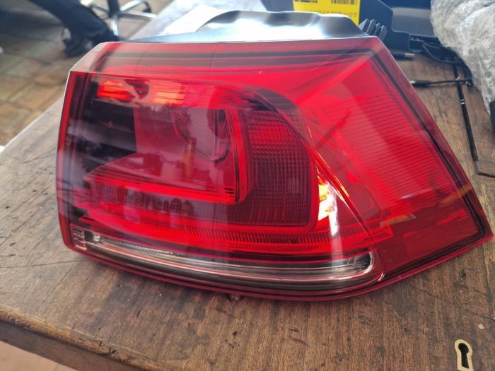 Feu arrière droit d'un Volkswagen Golf, Autos : Pièces & Accessoires, Éclairage, Volkswagen, Utilisé, 3 mois de garantie, Enlèvement ou Envoi