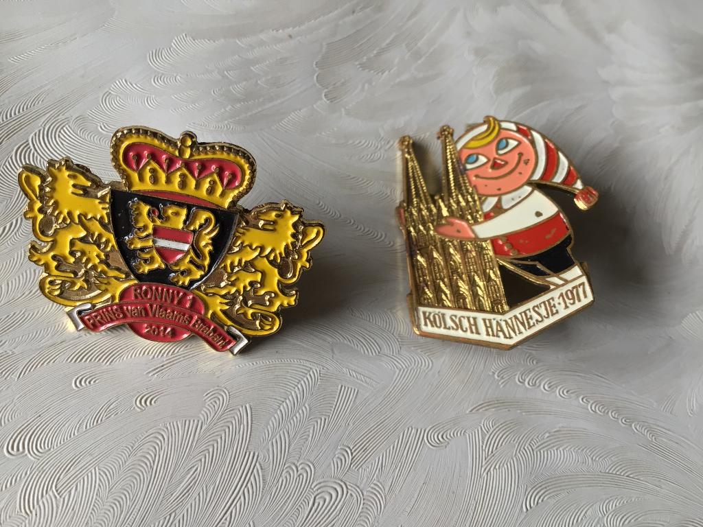 2 épinglettes de carnaval 1977 et 2014, Enlèvement ou Envoi