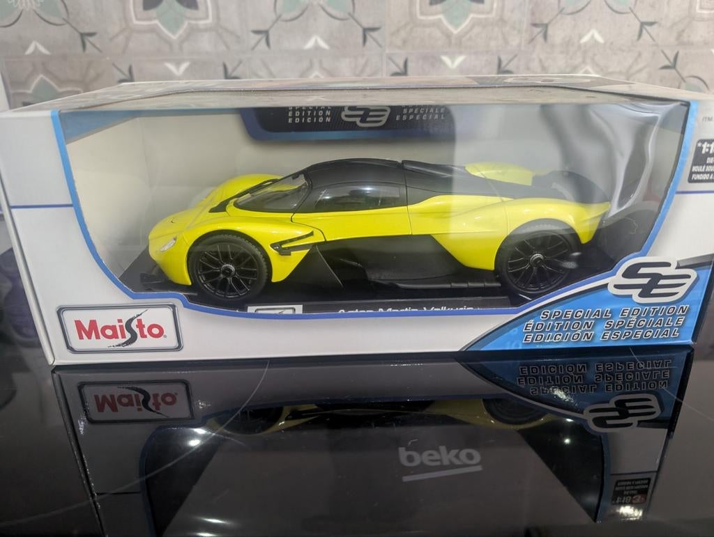 Astin Martin valkyrie 1/18, Hobby en Vrije tijd, Ophalen of Verzenden, Maisto