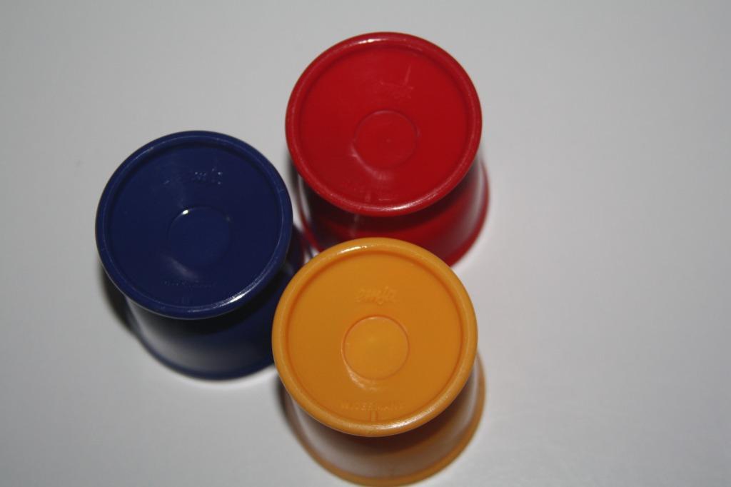 3 eierdopjes , plastic merk Emsa , 5 cm hoog. Retro, Ophalen of Verzenden, Huis en Inrichting