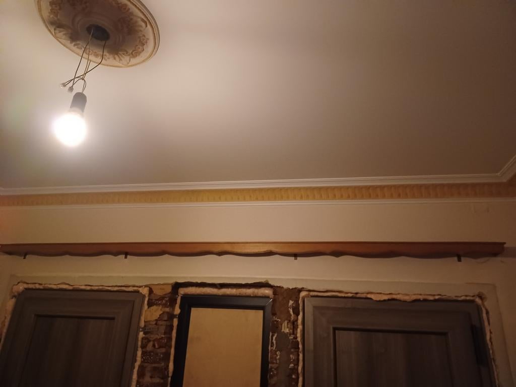 Gordijnroede in hout - ong 3m12 lang., Huis en Inrichting, Ophalen, Gebruikt