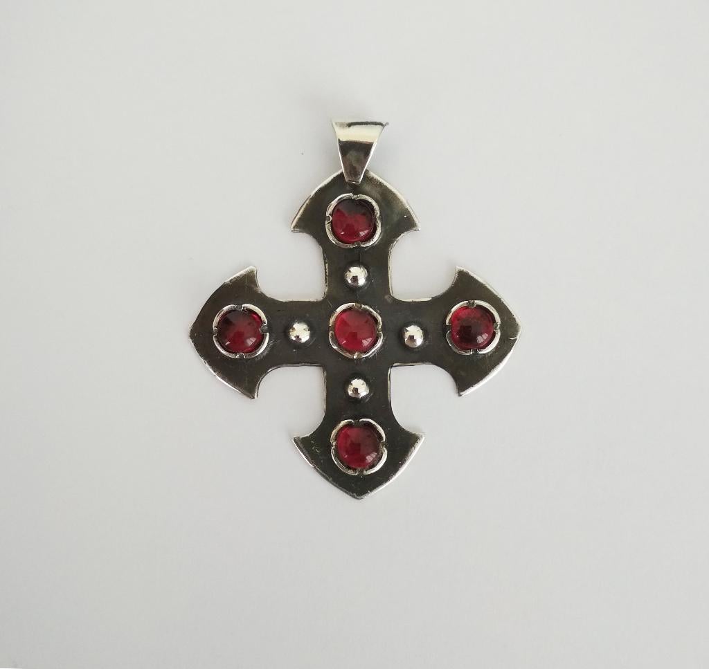 Grande croix en argent ornée de pierres de grenat, Croix ou Symbole, Avec pierre précieuse, Argent, Argent
