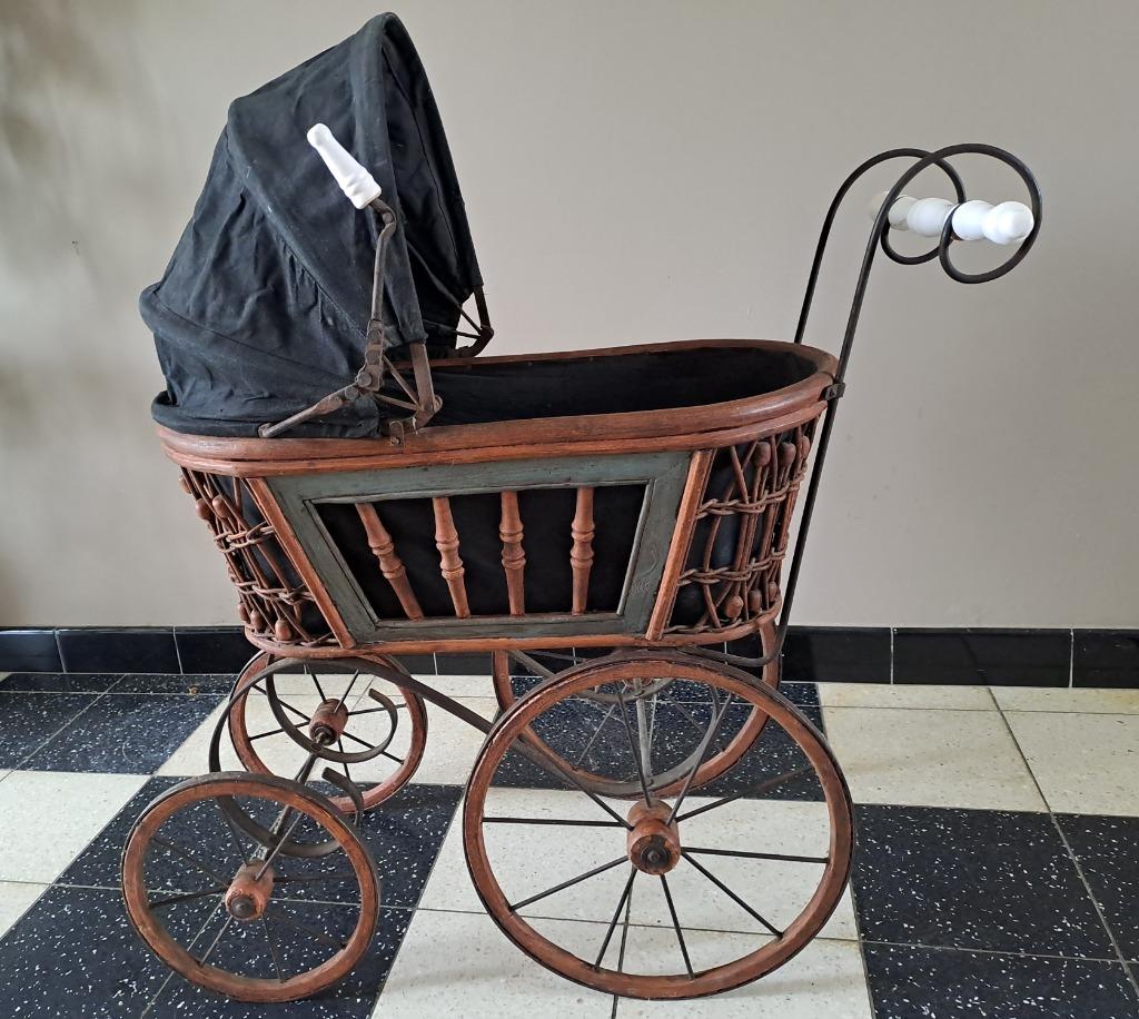 Landau de poupée en osier antique pour enfants, Antiquités & Art, Enlèvement