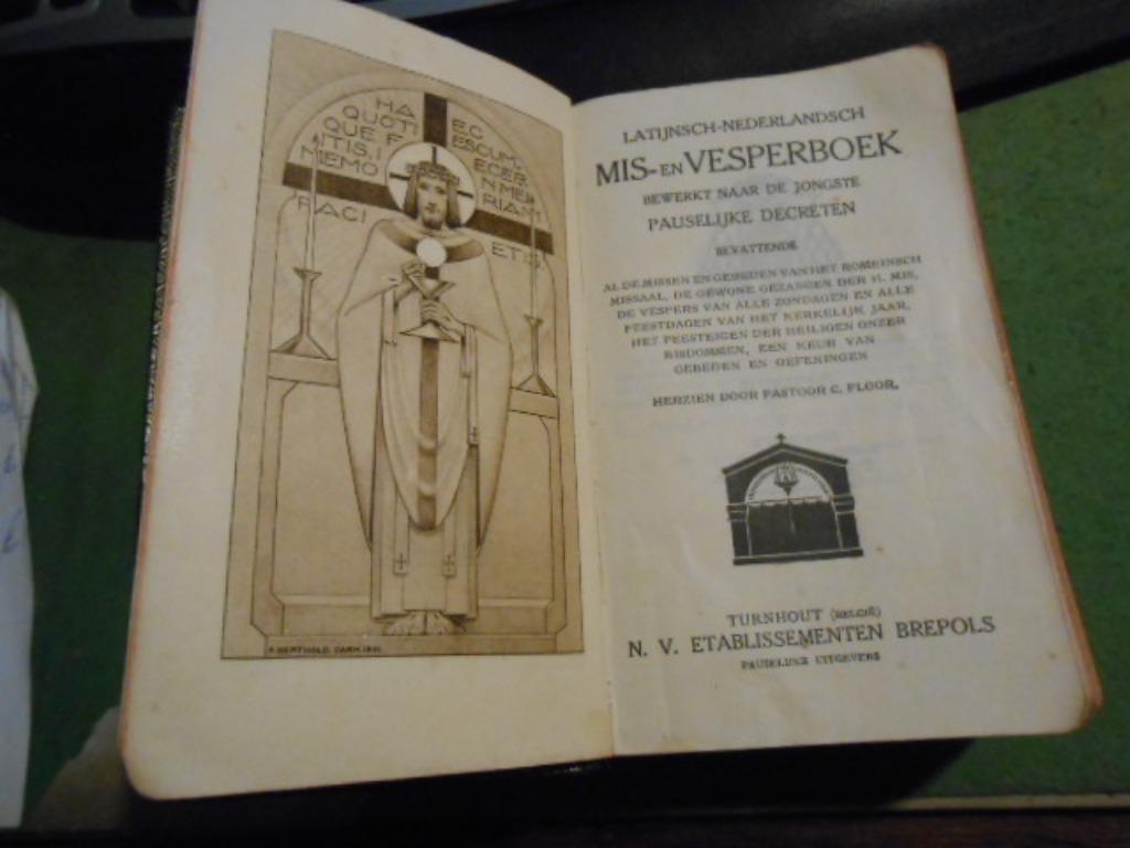 mis- en vesperboek uit 1923 gedrukt bij Brepols Turnhout, Verzamelen, Ophalen of Verzenden, Gebruikt, Boek, Christendom | Katholiek
