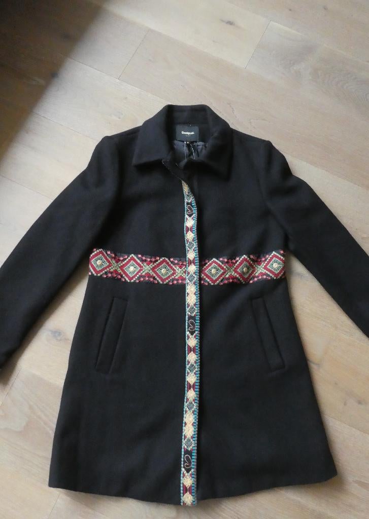 Très Joli Manteau Desigual Noir /Broderies T.40 NEUF !, Neuf, Taille 38/40 (M), Enlèvement, Desigual