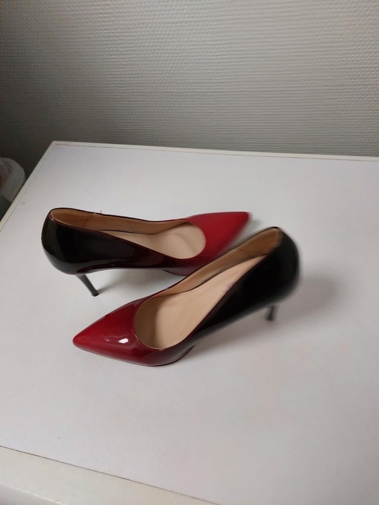 À VENDRE ESCARPINS ROUGE ET NOIR  ... POINTURE 38, Enlèvement, Porté, Rouge, Escarpins