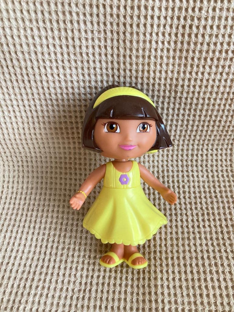 Dora beweegelijk geel popje Disney, Kinderen en Baby's, Speelgoed | Poppen, Ophalen of Verzenden, Zo goed als nieuw, Overige typen