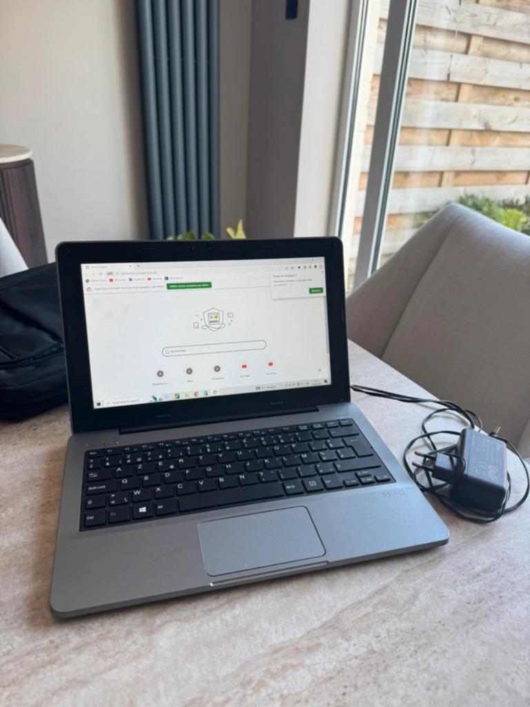 Pc portable PEAQ comme neuf batterie en très bon état, Informatique & Logiciels, Ordinateurs de bureau, Comme neuf, Moins de 4 GB