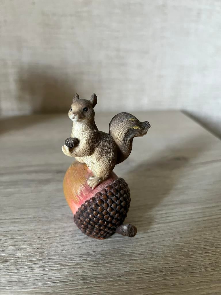 Écureuil sur gland, figurine decorative., Enlèvement, Comme neuf, Animal