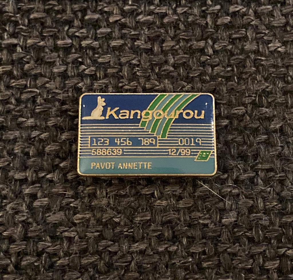PIN - LA CARTE KANGOUROU - CARTE DE CRÉDIT, Envoi, Utilisé, Autres sujets/thèmes, Insigne ou Pin's