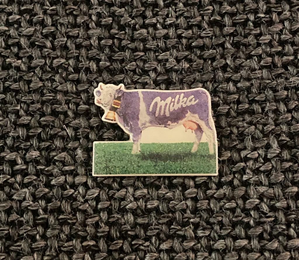 PIN - MILKA - CHOCOLADE - CHOCOLAT, Collections, Envoi, Comme neuf, Marque, Insigne ou Pin's