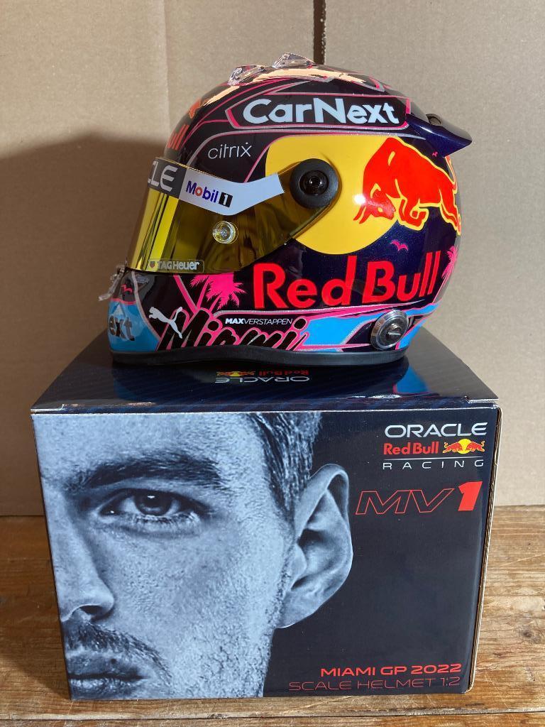 Max Verstappen 1:2 helm 2022 Miami Fanshop Red Bull RB18, Enlèvement ou Envoi, Neuf, ForTwo