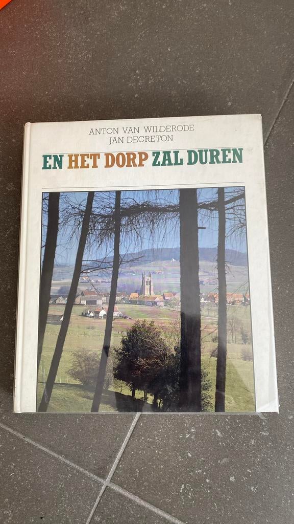 En het dorp zal duren boek Anton van Wilderode, Boeken, Ophalen of Verzenden, Zo goed als nieuw, Meerdere auteurs