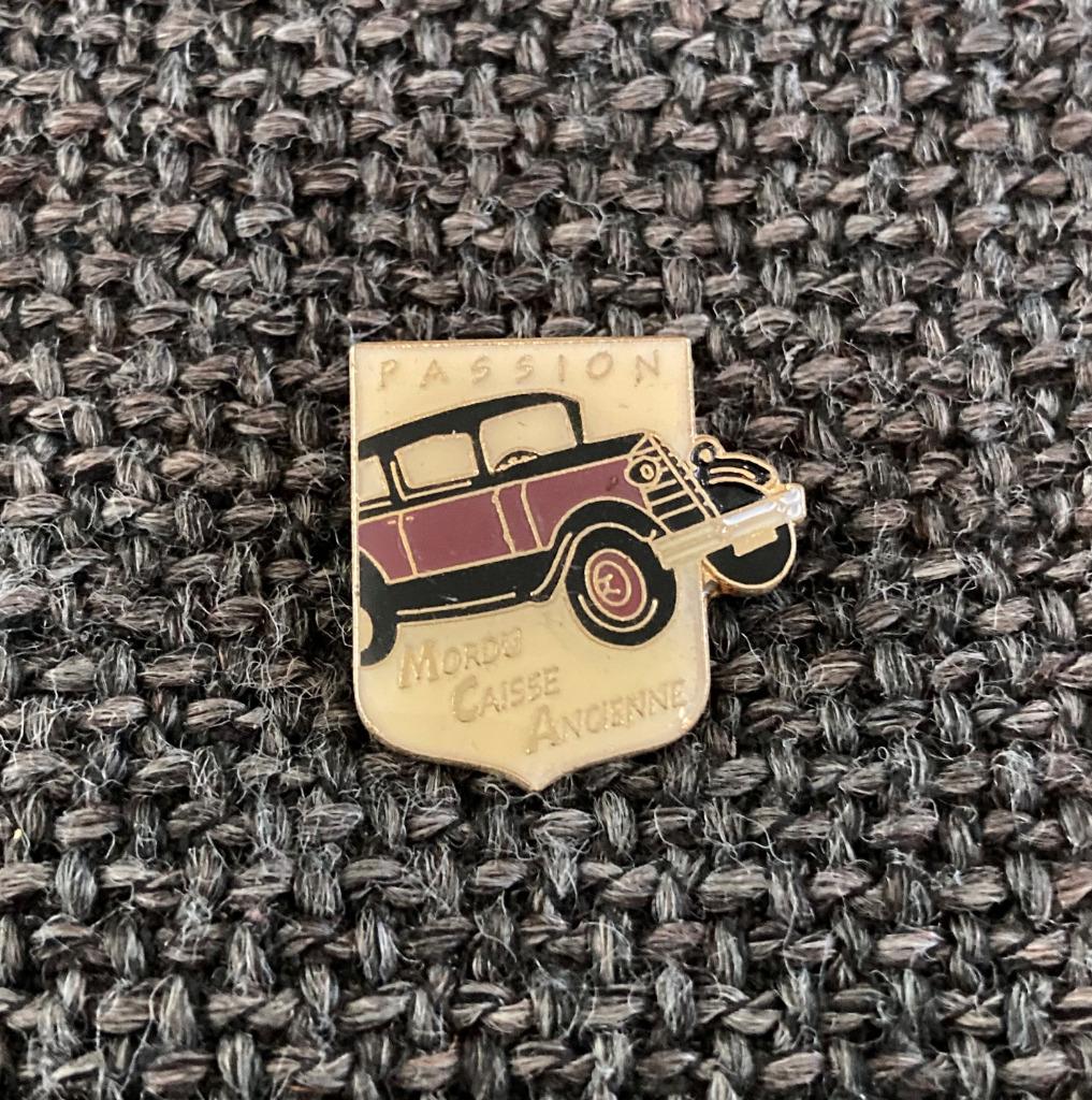 PIN - PASSION - MORDU CAISSE ANCIENNE - OLDTIMER, Envoi, Utilisé, Autres sujets/thèmes, Insigne ou Pin's