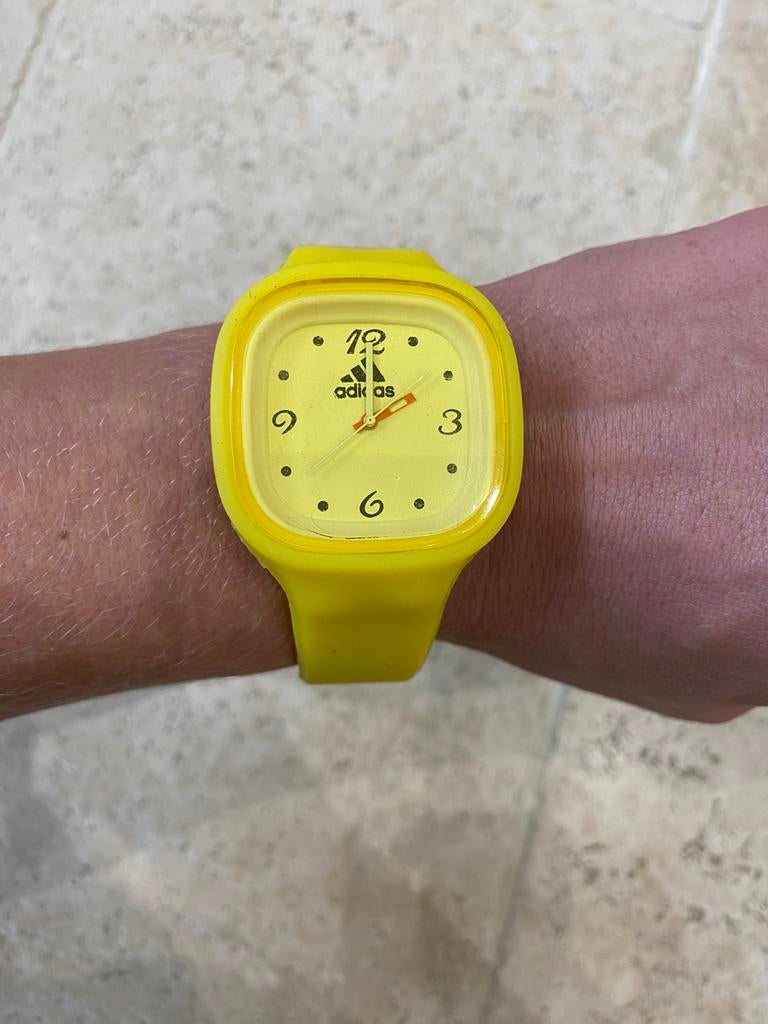 Adidas geel horloge, Handtassen en Accessoires, Horloges | Heren, Ophalen of Verzenden, Gebruikt