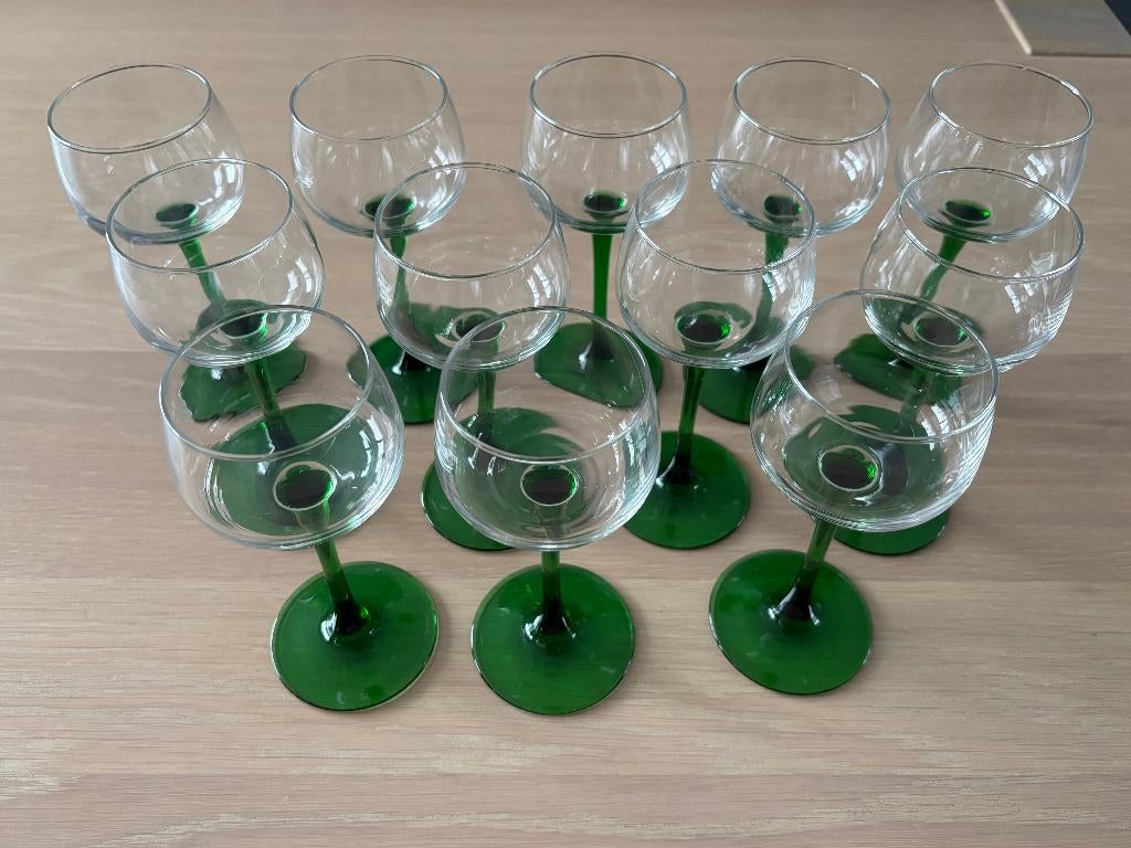 12 vintage Elzas wijnglazen met groene voet, Collections, Verres & Petits Verres, Comme neuf, Autres types, Enlèvement