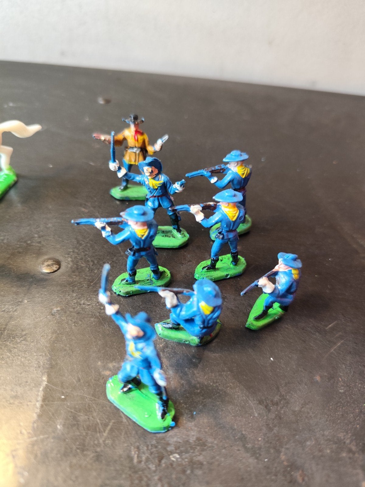 Figuren, rode huiden tegen lange messen -
