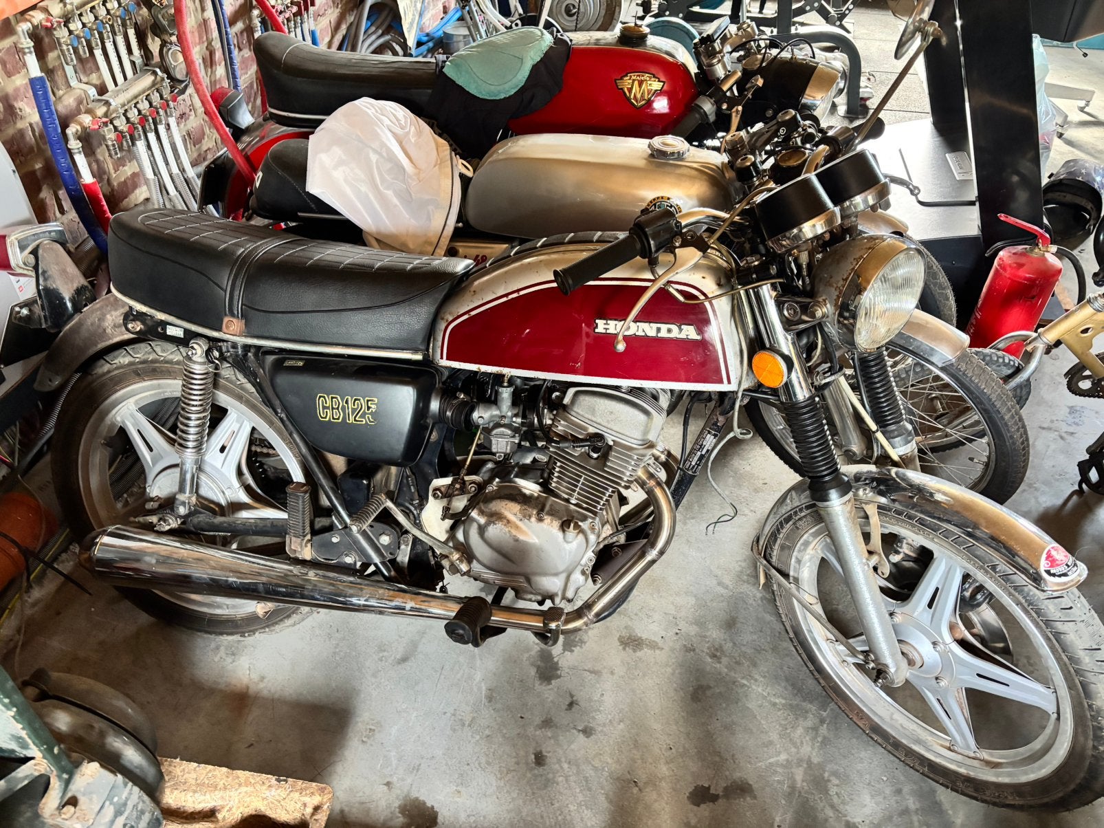 Cb 125, Enlèvement
